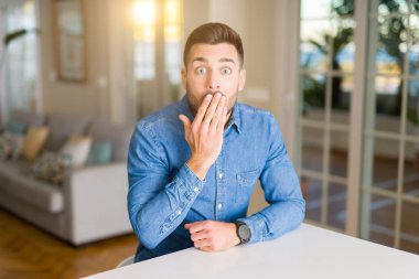 Hata, korku, ifade için utanç ile kapak ağız el ile şok yakışıklı delikanlı evde sessizlik içinde gizli kavramı korkuttu