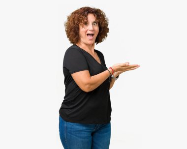 İzole arka plan güzel orta ager üst düzey kadın el ve reklam mutlu ve kendinden emin gülümseyen sunulması avuç, yanında işaret