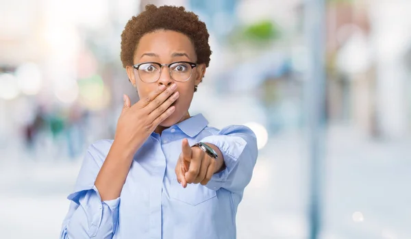 Joven Hermosa Mujer Negocios Afroamericana Sobre Fondo Aislado Riéndose Señalando — Foto de Stock