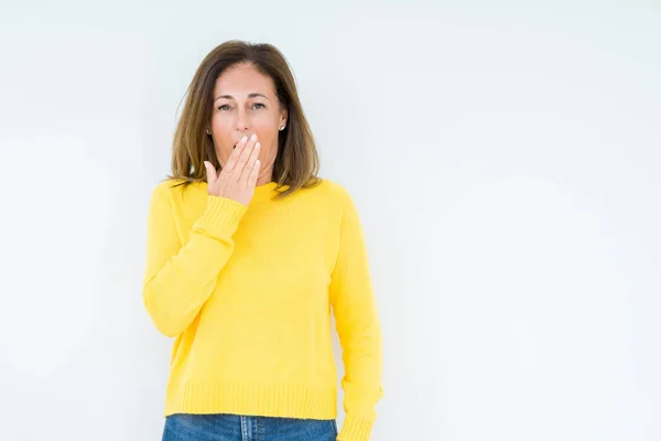 Schöne Frau Mittleren Alters Gelbem Pullover Über Isoliertem Hintergrund Gelangweilt — Stockfoto