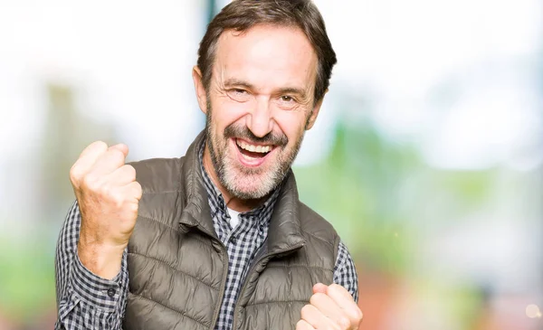 Medelåldern Stilig Man Bär Vintern Vest Mycket Glad Och Upphetsad — Stockfoto