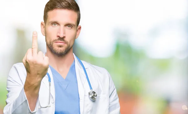 Bonito Médico Homem Vestindo Uniforme Médico Sobre Fundo Isolado Mostrando — Fotografia de Stock