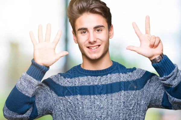 Jovem Homem Bonito Sobre Fundo Isolado Mostrando Apontando Para Cima — Fotografia de Stock