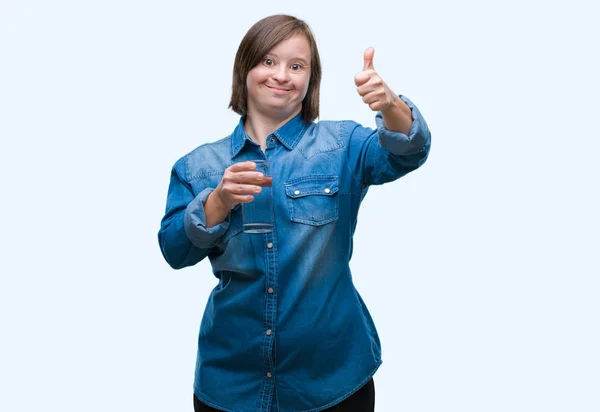 Mladé Dospělé Ženy Pitnou Vodou Izolované Pozadí Spokojený Velkým Úsměvem — Stock fotografie