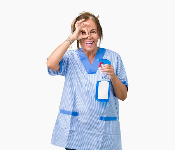 Mulher Mais Limpa Morena Meia Idade Usando Uniforme Trabalho Doméstico — Fotografia de Stock