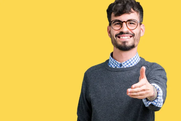 Jovem Bonito Homem Inteligente Vestindo Óculos Sobre Fundo Isolado Sorrindo — Fotografia de Stock