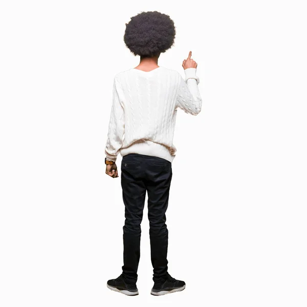 アフロの髪を着て 若いアフリカ系アメリカ人メガネ指手の背後後方を指すポーズ — ストック写真