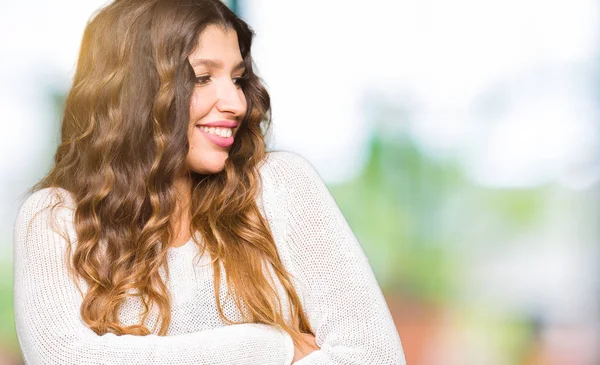 Mujer Hermosa Joven Vistiendo Suéter Blanco Sonriendo Mirando Lado Con — Foto de Stock