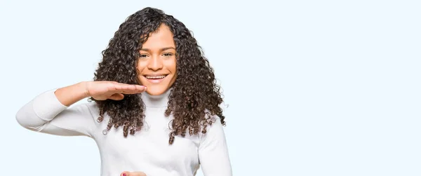 Junge Schöne Frau Mit Lockigem Haar Rollkragenpullover Gestikulierend Mit Händen — Stockfoto