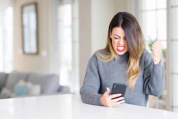 Jovem Mulher Bonita Usando Smartphone Casa Irritado Frustrado Gritando Com — Fotografia de Stock