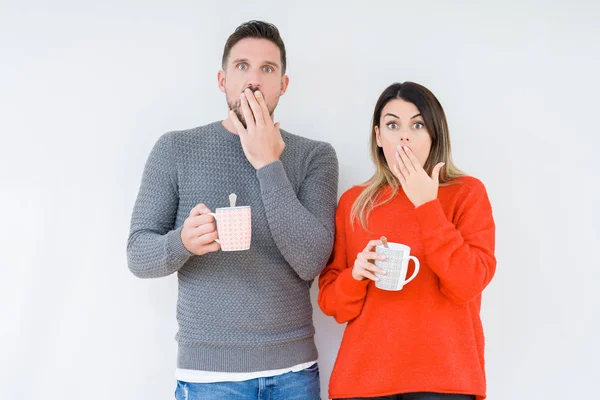 Giovane Coppia Bere Una Tazza Caffè Sfondo Isolato Coprire Bocca — Foto Stock