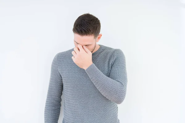 Joven Hombre Guapo Con Suéter Casual Sobre Fondo Aislado Cansado — Foto de Stock