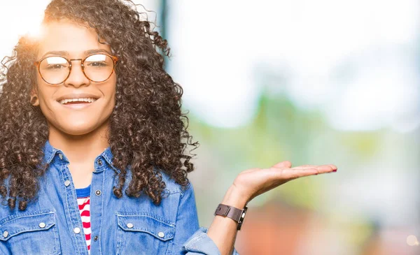 Jovem Mulher Bonita Com Cabelo Encaracolado Usando Óculos Sorrindo Alegre — Fotografia de Stock