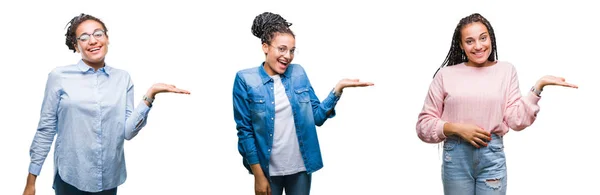 陽気な提示とカメラを見て手の手のひらで指している笑みを浮かべて分離の背景に美しい編んだ髪アフリカ系アメリカ人女性のコラージュ — ストック写真