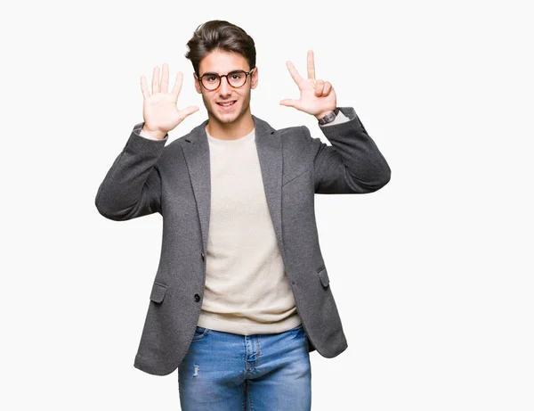 Gösterilen Arka Plan Üzerinde Gözlük Takan Genç Adamı Izole Parmakları — Stok fotoğraf