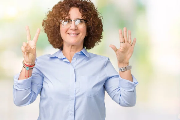 Hermosa Mujer Negocios Senior Ager Medio Usando Gafas Sobre Fondo — Foto de Stock