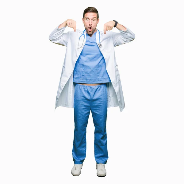 Hombre Guapo Doctor Vistiendo Uniforme Médico Sobre Fondo Aislado Apuntando — Foto de Stock