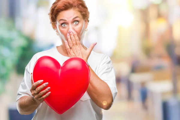 Mujer Caucásica Mayor Sosteniendo Corazón Rojo Amor Sobre Fondo Aislado — Foto de Stock