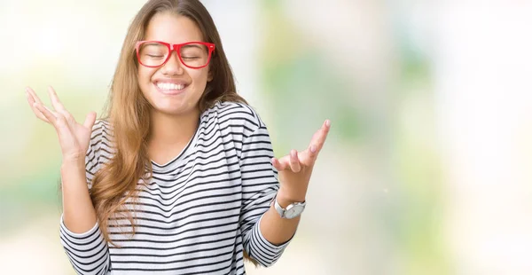 Joven Mujer Morena Hermosa Con Rayas Suéter Gafas Rojas Sobre —  Fotos de Stock