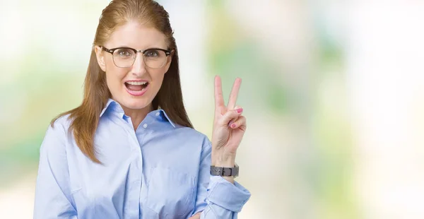 Hermosa Mujer Mediana Edad Madura Negocios Con Gafas Sobre Fondo — Foto de Stock