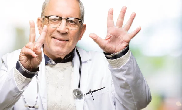指で上向きの表示と医療のコートを着ているハンサムな先輩医師男性数は自信を持って 幸せな笑みを浮かべている間 — ストック写真