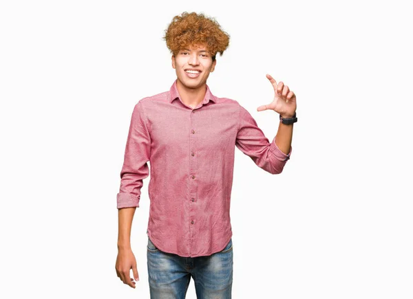 Junger Gutaussehender Geschäftsmann Mit Afro Haaren Lächelnd Und Selbstbewusst Gestikulierend — Stockfoto