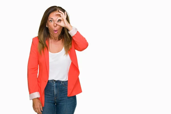 Mooie Middenleeftijd Volwassen Zakenvrouw Geïsoleerde Achtergrond Doen Gebaar Geschokt Met — Stockfoto