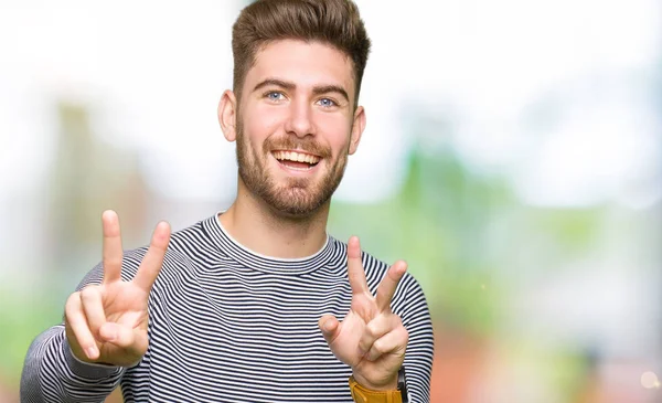 Jonge Knappe Man Dragen Strepen Trui Glimlachend Zoek Naar Camera — Stockfoto