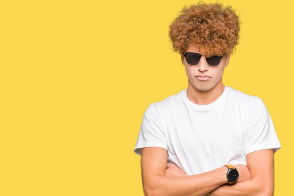 Stilig Ung Man Med Afro Hår Bär Solglasögon Skeptiker Och — Stockfoto