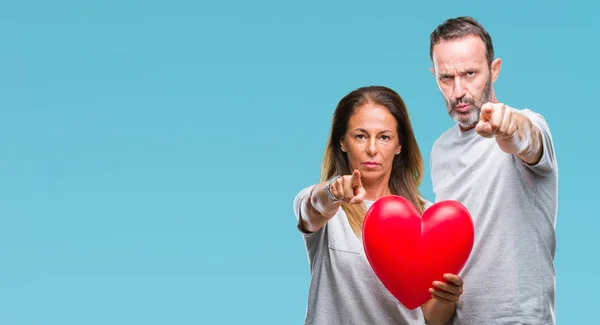 Casal Hispânico Meia Idade Amor Segurando Coração Vermelho Sobre Fundo — Fotografia de Stock