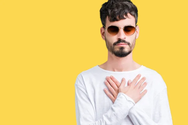 Homem Bonito Jovem Usando Óculos Sol Sobre Fundo Isolado Sorrindo — Fotografia de Stock