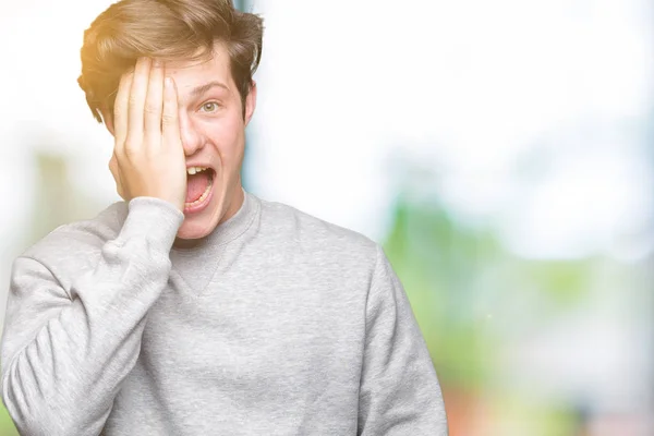 Joven Hombre Deportivo Guapo Usando Sudadera Sobre Fondo Aislado Cubriendo —  Fotos de Stock