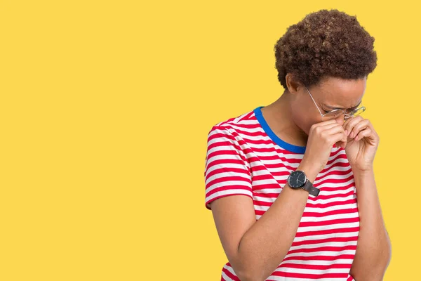 Linda Jovem Afro Americana Vestindo Óculos Sobre Fundo Isolado Com — Fotografia de Stock