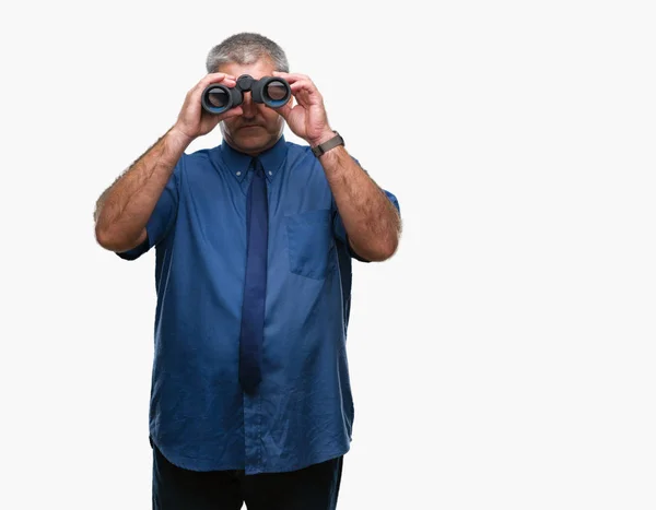 Pěkný Starší Muž Dívá Dalekohledem Izolované Pozadí Výrazem Věří Inteligentní — Stock fotografie