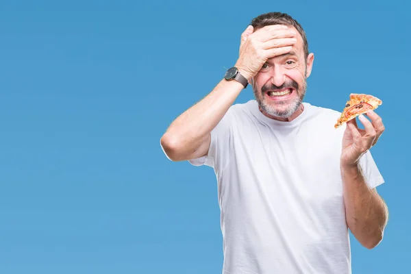 Ein Älterer Mann Mittleren Alters Der Pizzascheiben Über Isoliertem Hintergrund — Stockfoto