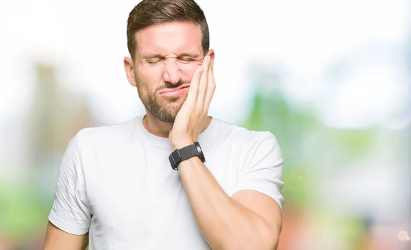 歯痛や歯に歯の病気が原因で痛みを伴う式手口ハンサムな男着てカジュアルな白い シャツに触れます 歯医者コンセプト — ストック写真