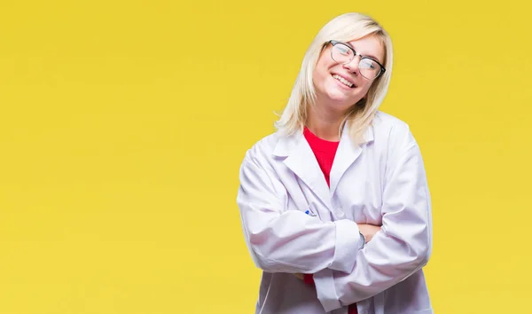 Junge Schöne Blonde Professionelle Frau Trägt Weißen Mantel Über Isoliertem — Stockfoto