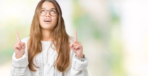 Junge Schöne Brünette Hipsterfrau Mit Brille Und Wintermütze Über Isoliertem — Stockfoto