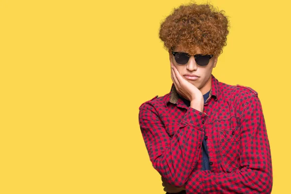 Ung Vacker Man Med Afro Hår Bär Solglasögon Tänkande Ser — Stockfoto