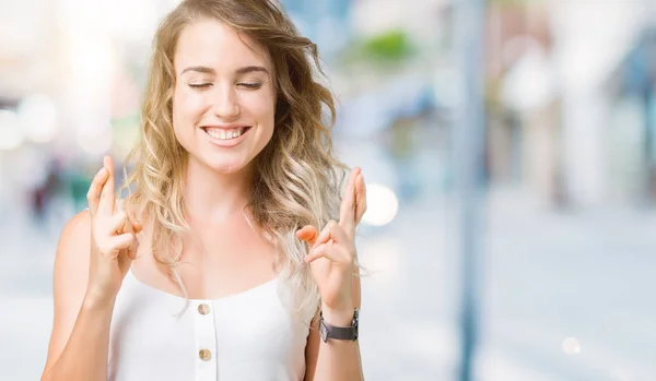 Joven Mujer Rubia Hermosa Sobre Fondo Aislado Sonriendo Cruzando Los — Foto de Stock