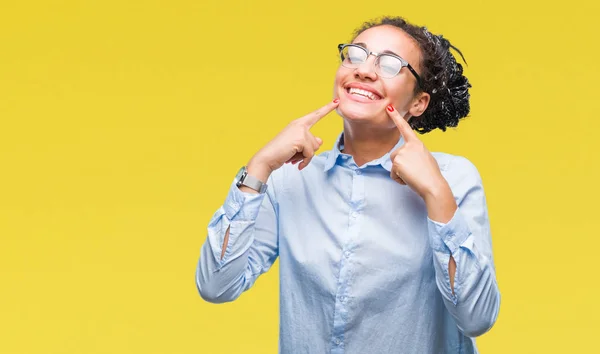 Joven Chica Negocios Afroamericana Trenzada Pelo Usando Gafas Sobre Fondo —  Fotos de Stock