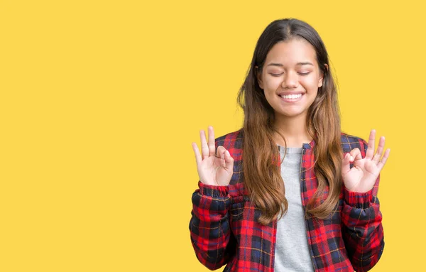 Joven Mujer Morena Hermosa Con Una Chaqueta Sobre Fondo Aislado — Foto de Stock