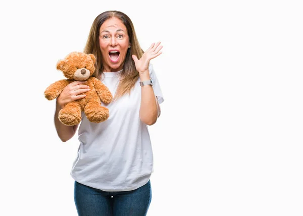 Mujer Hispana Mediana Edad Sosteniendo Lindo Peluche Peluche Sobre Fondo —  Fotos de Stock