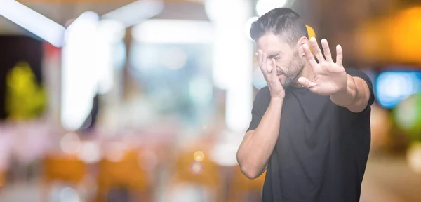 Jovem Homem Bonito Sobre Fundo Isolado Cobrindo Olhos Com Mãos — Fotografia de Stock