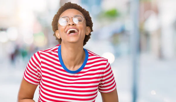 Hermosa Mujer Afroamericana Joven Con Gafas Sobre Fondo Aislado Sonriendo — Foto de Stock