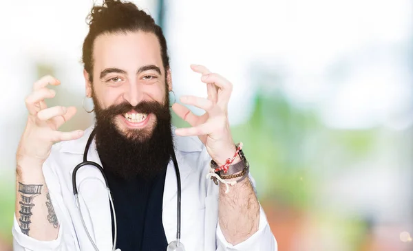 Dokter Dengan Rambut Panjang Mengenakan Mantel Medis Dan Stetoskop Berteriak — Stok Foto