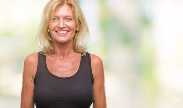 Mujer Rubia Mediana Edad Sobre Fondo Aislado Con Una Sonrisa — Foto de Stock