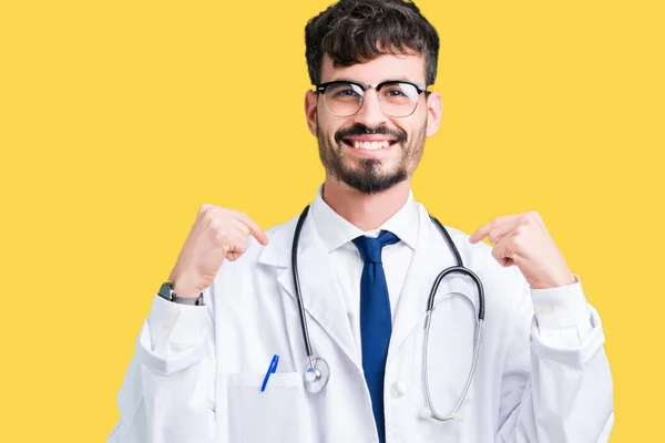 Joven Doctor Vistiendo Abrigo Hospital Sobre Fondo Aislado Mirando Confiado — Foto de Stock