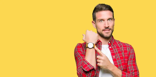 Hombre Guapo Vistiendo Camisa Casual Con Prisa Apuntando Ver Tiempo — Foto de Stock