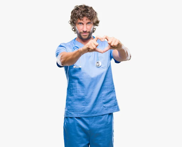Hezký Hispánský Chirurg Lékař Muž Nad Izolované Pozadí Úsměvem Lásce — Stock fotografie